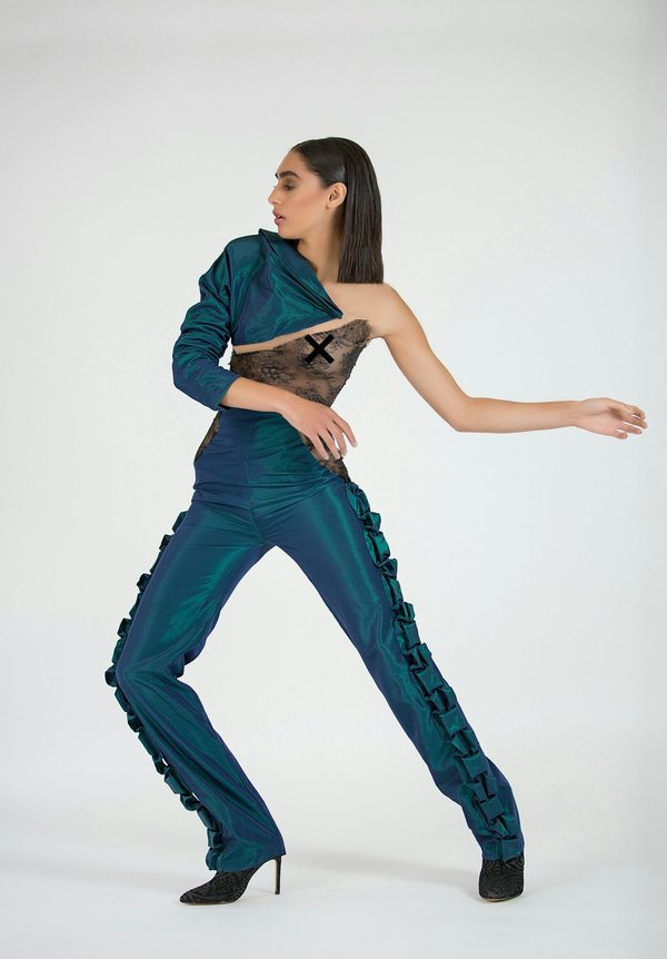 Quels conseils pour porter des combinaisons en soie lors de soirées formelles?