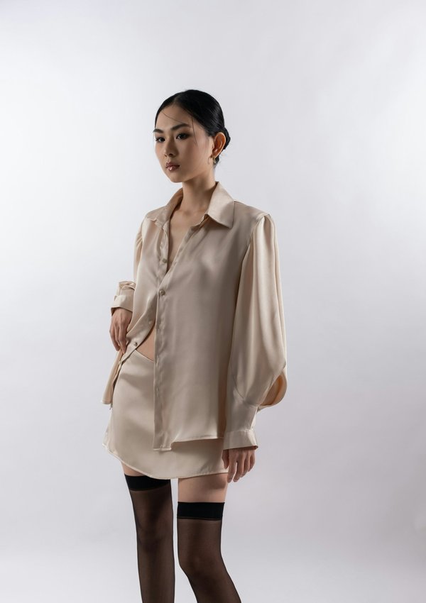 Quelles sont les meilleures façons de porter des chemisiers en satin avec des pantalons larges?