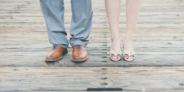 Quels types de chaussures plates sont les plus adaptés pour une tenue de mariage champêtre?